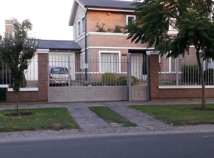 Casa · 250m² · 4 Ambientes · 2 Cocheras