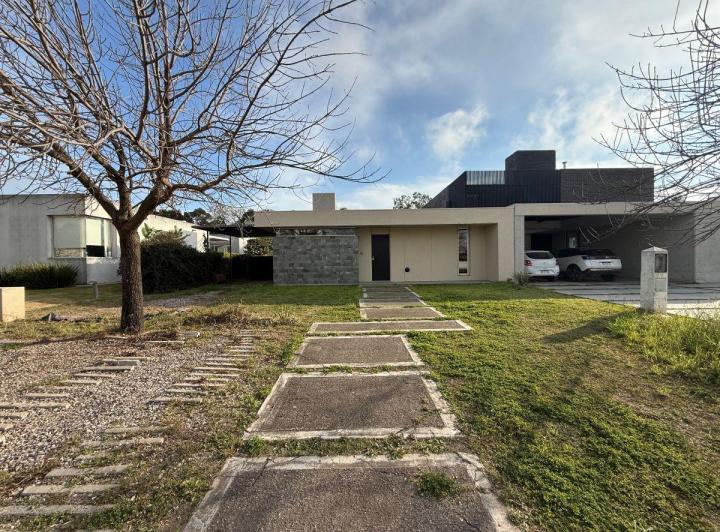 Casa · 220m² · 5 Ambientes · 1 Cochera