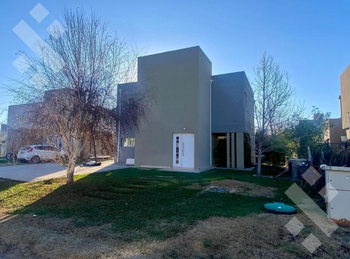 Casa · 169m² · 5 Ambientes · 2 Cocheras