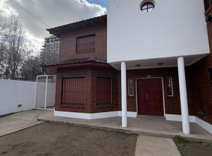 Casa · 300m² · 6 Ambientes · 3 Cocheras