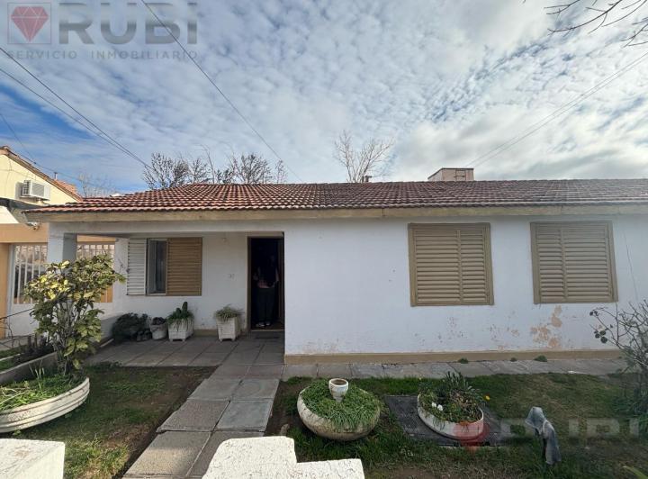 Casa · 217m² · 8 Ambientes · 1 Cochera