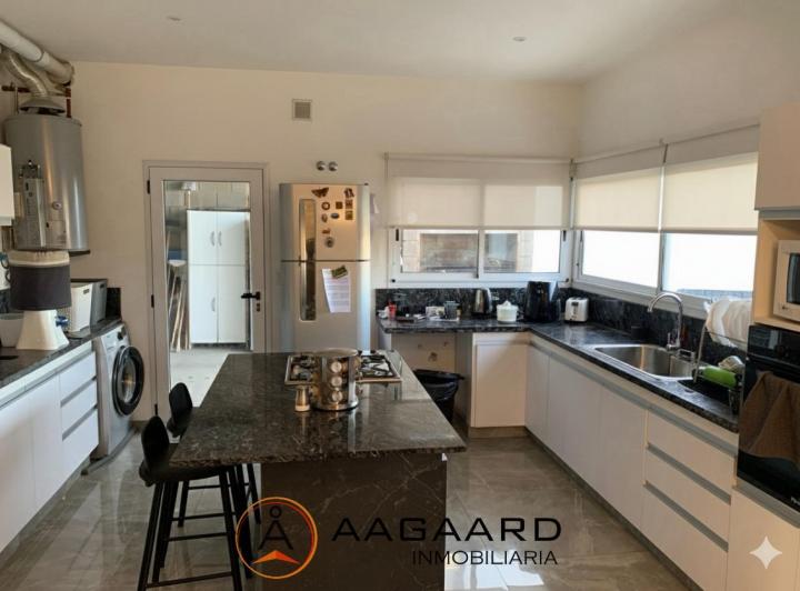 Casa · 240m² · 6 Ambientes · 2 Cocheras