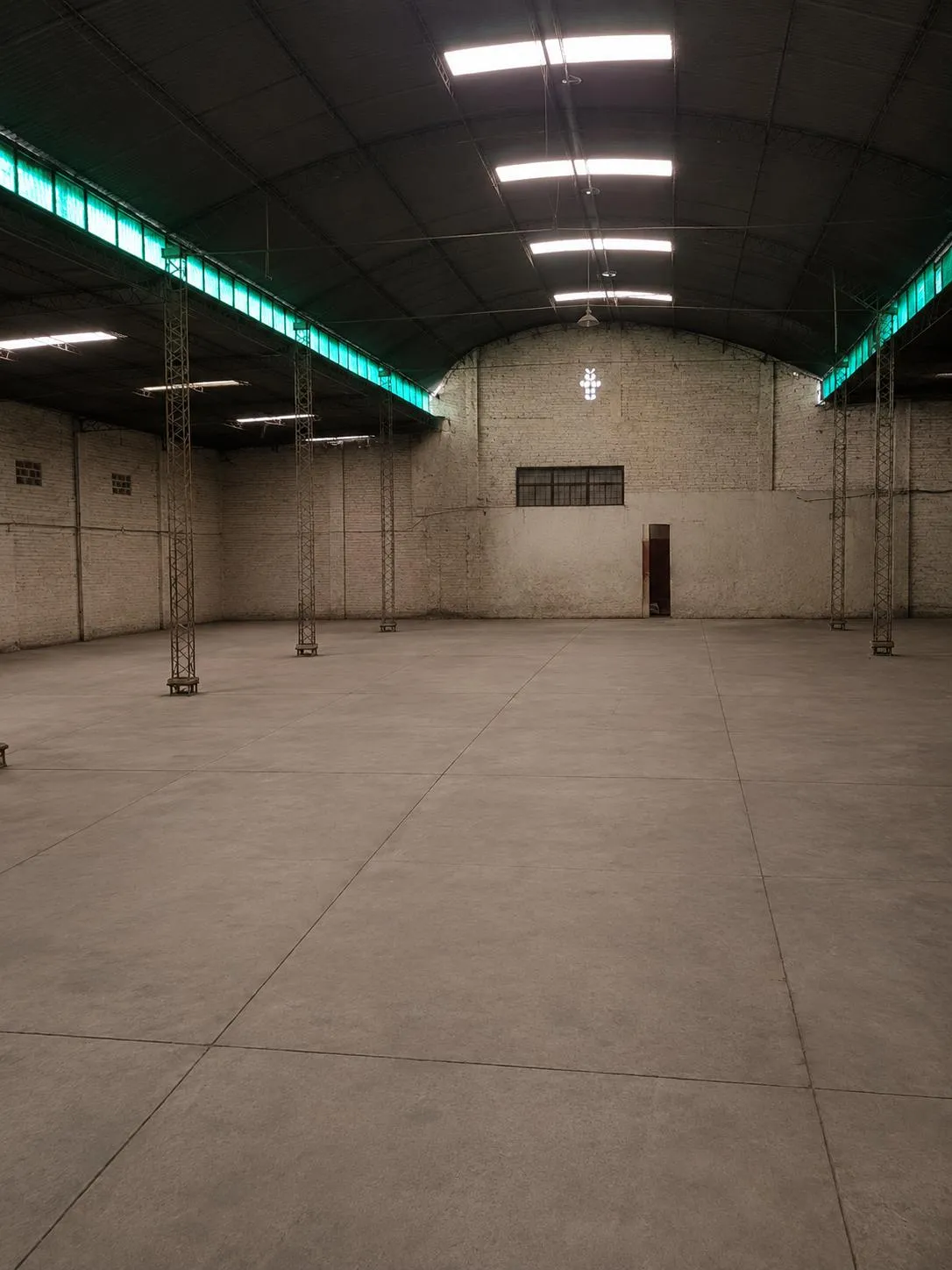 VENTA - GALPÓN COMERCIAL SOBRE AVENIDA  1.166 m TERRENO - 1.300 m2 CUBIERTOS.