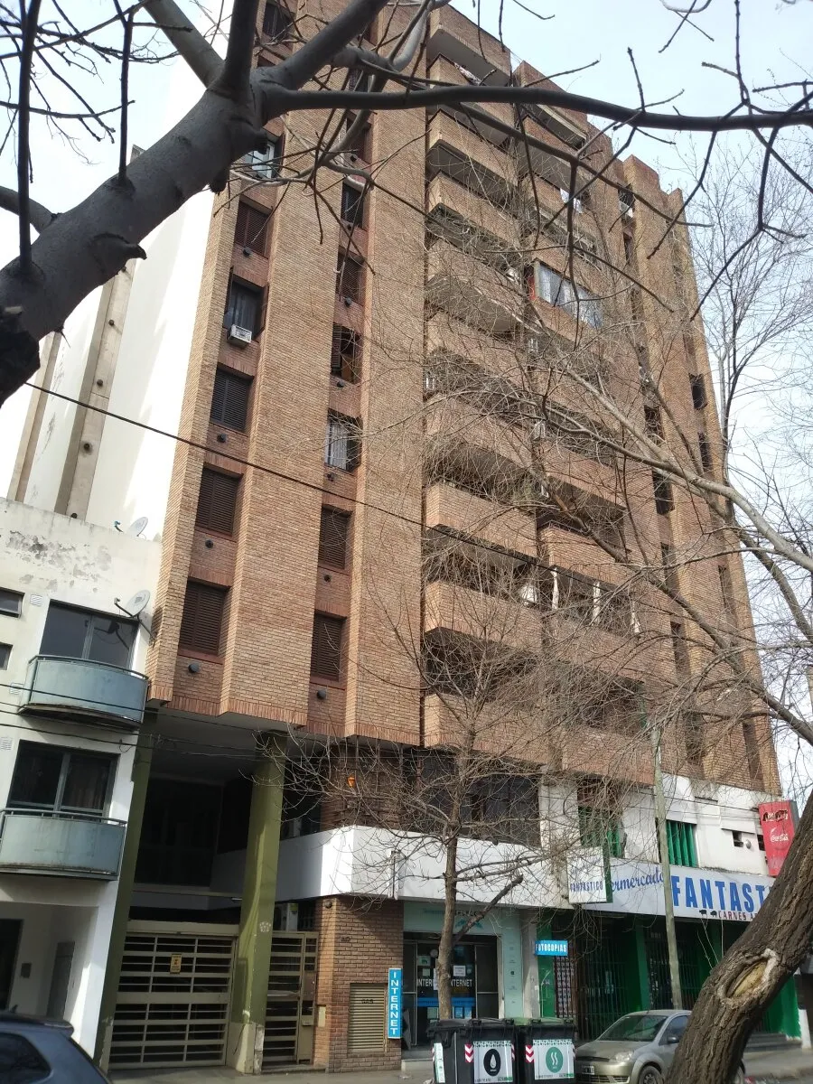 ALQUILO DPTO 2D PISO ALTO FRENTE PLAZA BARRIO SAN MARTIN CORDOBA