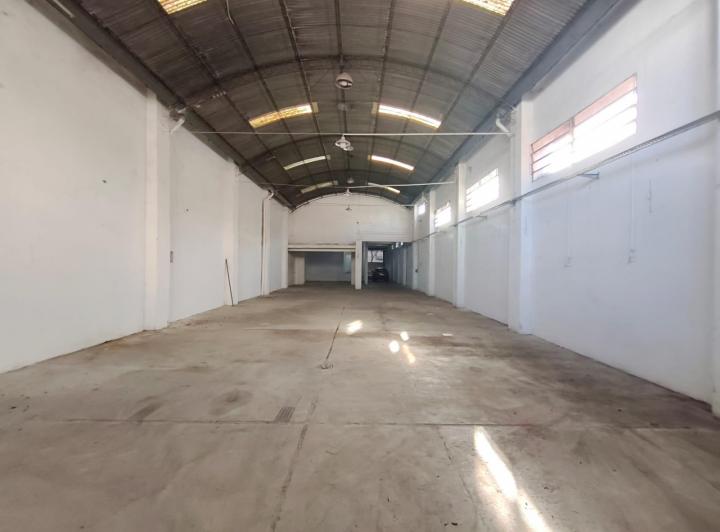 Bodega-Galpón · 300m² · 5 Ambientes · 5 Cocheras