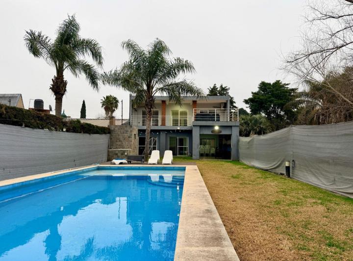 Casa · 240m² · 5 Ambientes · 1 Cochera