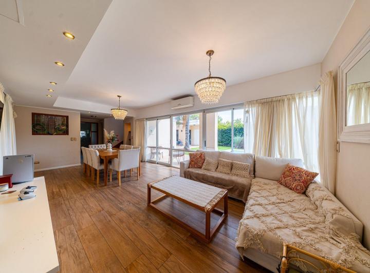 Casa · 215m² · 7 Ambientes · 1 Cochera