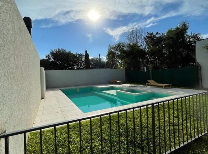 Casa · 115m² · 10 Ambientes · 2 Cocheras
