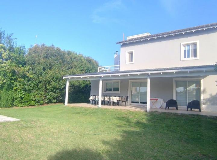 Casa · 242m² · 6 Ambientes