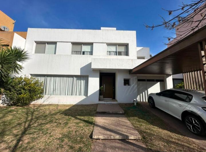 Casa · 197m² · 8 Ambientes · 2 Cocheras