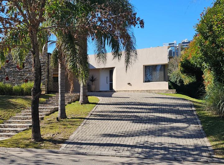 Casa · 245m² · 3 Dormitorios · 2 Cocheras