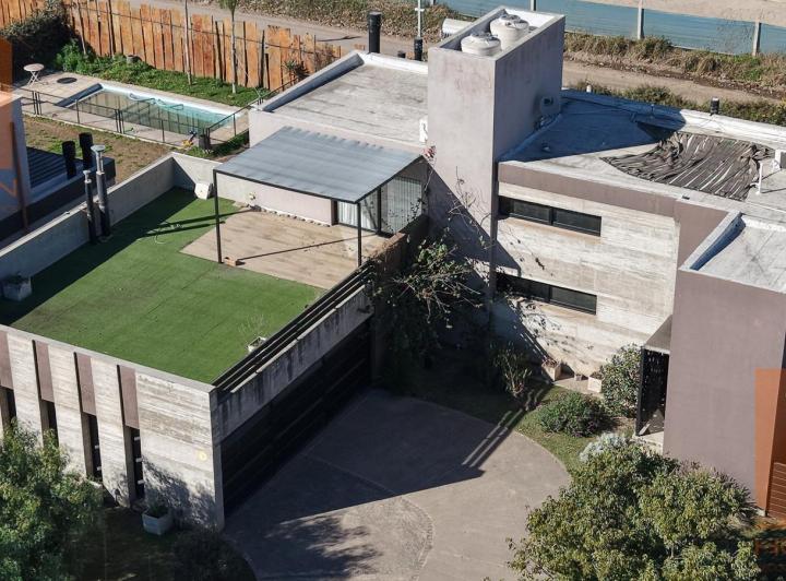 Casa · 380m² · 7 Ambientes · 3 Cocheras