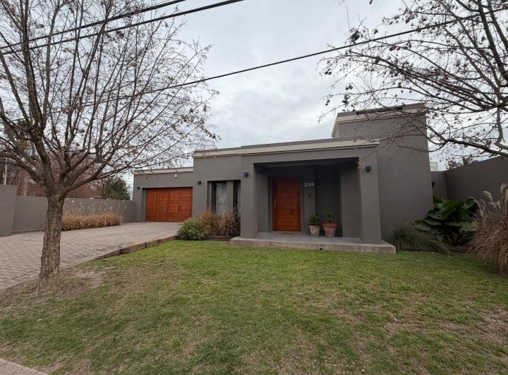 Casa · 300m² · 3 Dormitorios · 2 Cocheras