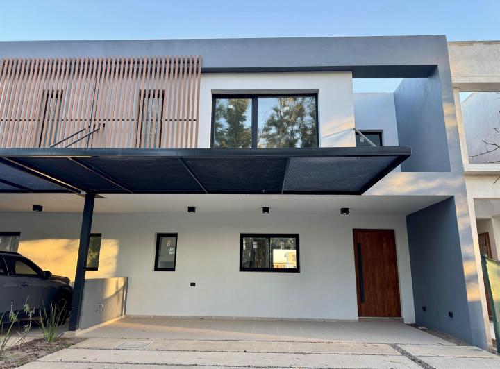 Casa · 170m² · 8 Ambientes · 2 Cocheras