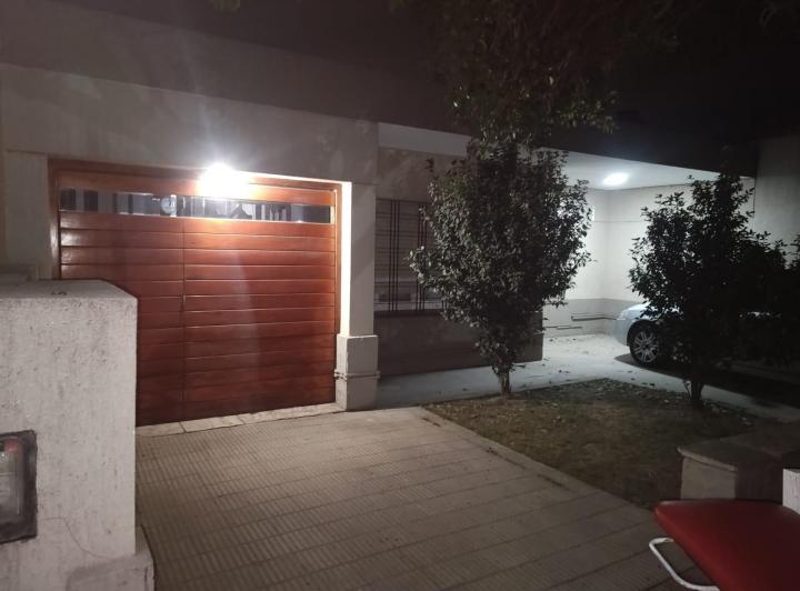Casa · 90m² · 8 Ambientes · 1 Cochera