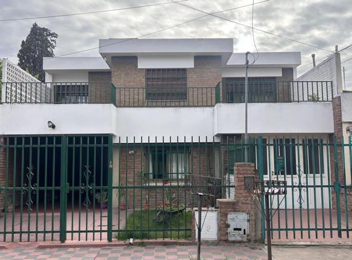 Casa · 347m² · 8 Ambientes · 3 Cocheras