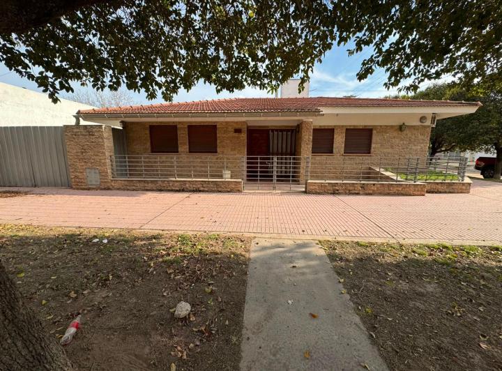 Casa · 300m² · 6 Ambientes · 1 Cochera