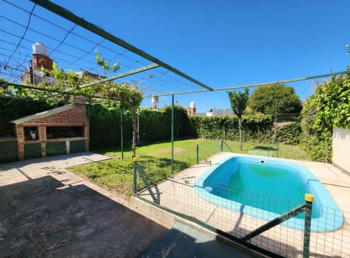 Casa · 90m² · 8 Ambientes · 1 Cochera
