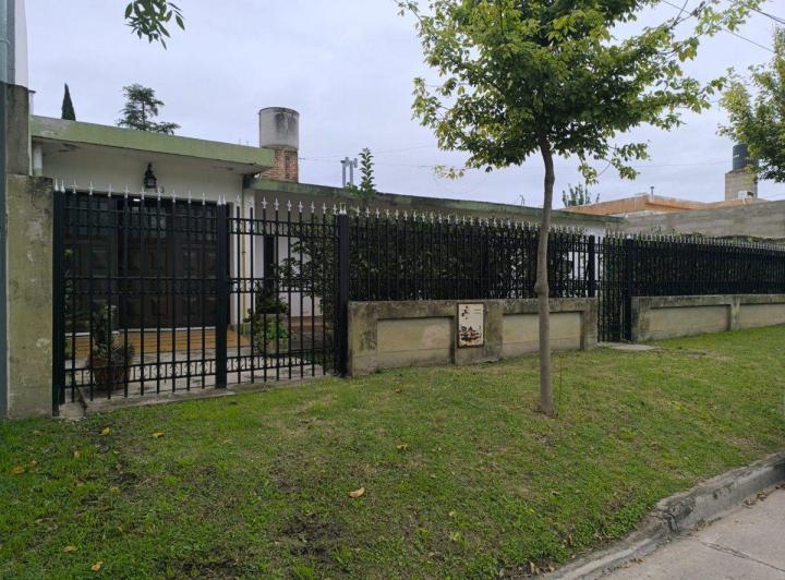 Casa · 230m² · 4 Ambientes · 1 Cochera