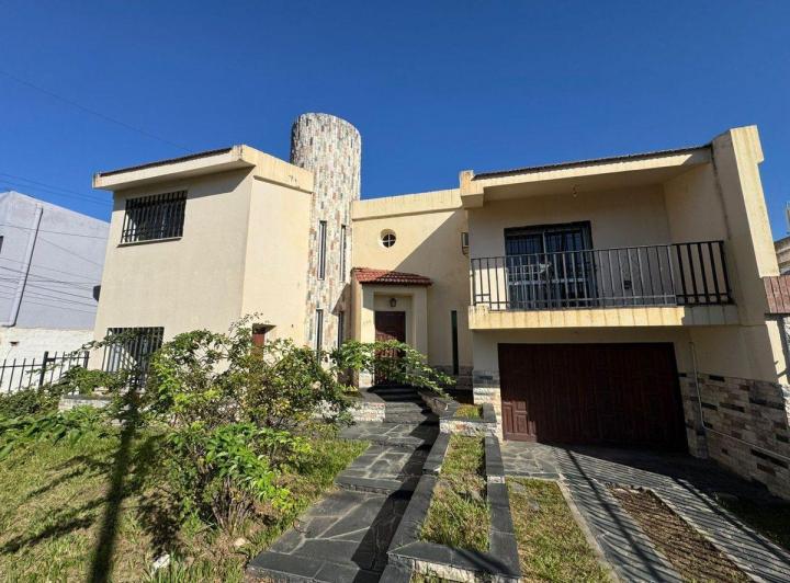 Casa · 310m² · 6 Ambientes · 2 Cocheras