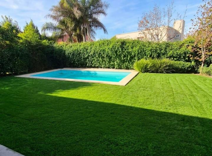 Casa · 340m² · 8 Ambientes · 2 Cocheras