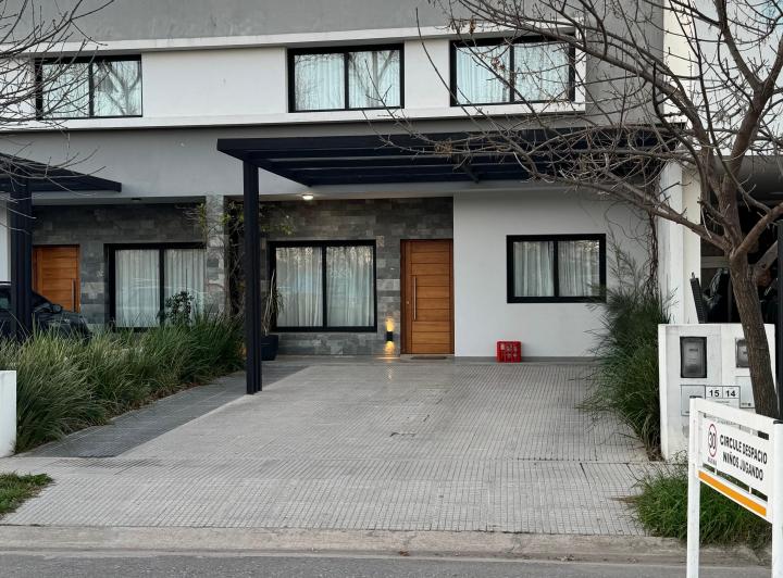 Casa · 180m² · 3 Dormitorios · 2 Cocheras