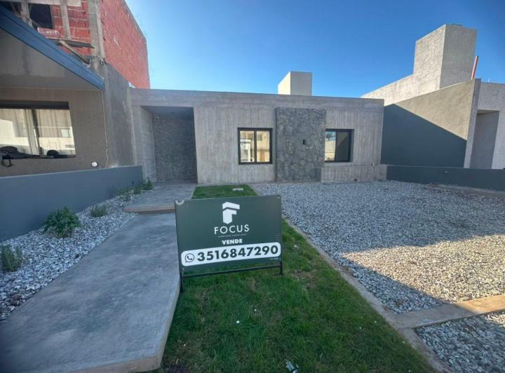 Casa · 93m² · 5 Ambientes · 2 Cocheras
