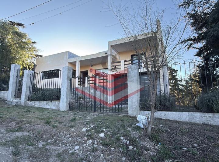 Casa · 205m² · 9 Ambientes · 1 Cochera
