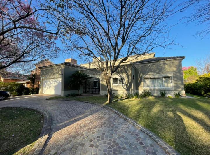 Casa · 432m² · 6 Dormitorios · 2 Cocheras