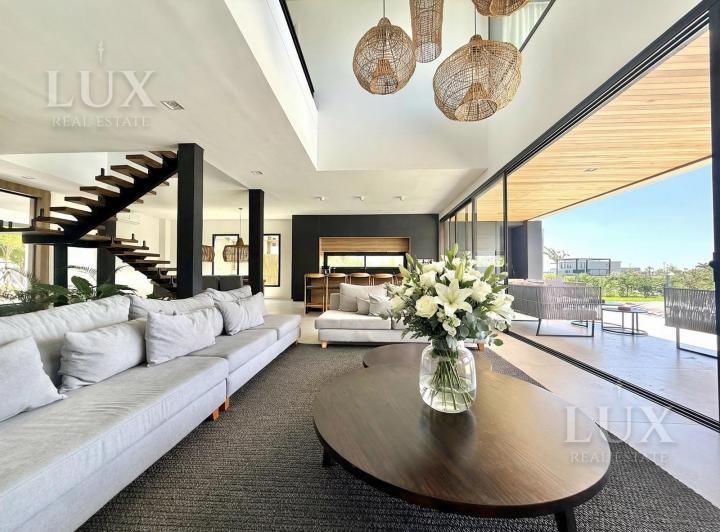 Casa · 316m² · 6 Ambientes · 3 Cocheras