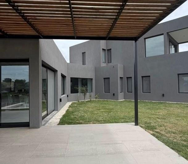 Casa · 264m² · 4 Ambientes · 1 Cochera