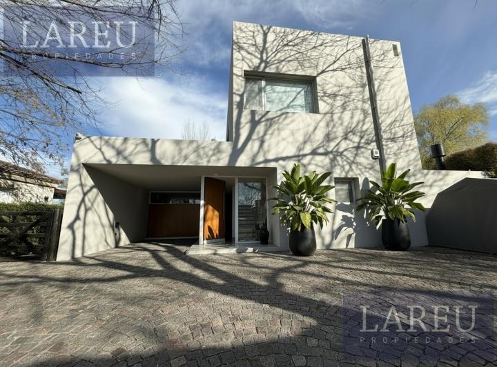 Casa · 350m² · 5 Ambientes · 4 Cocheras