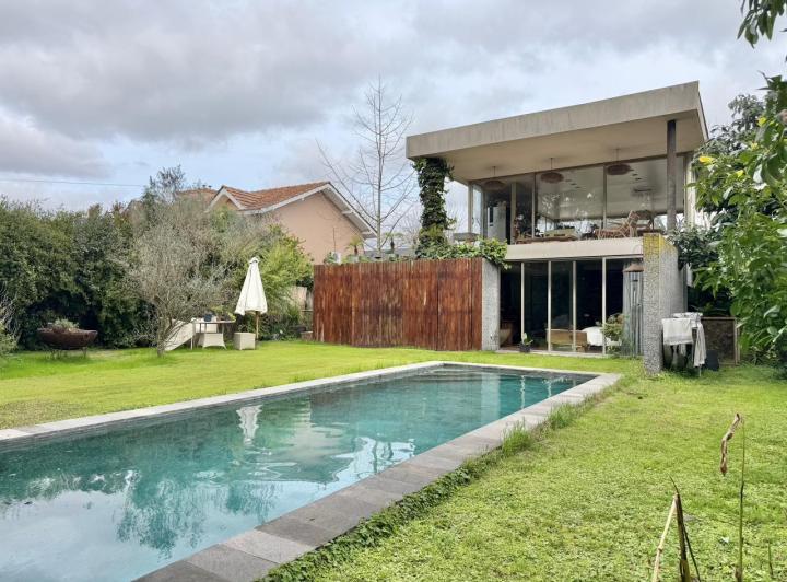 Casa · 180m² · 4 Ambientes · 2 Cocheras