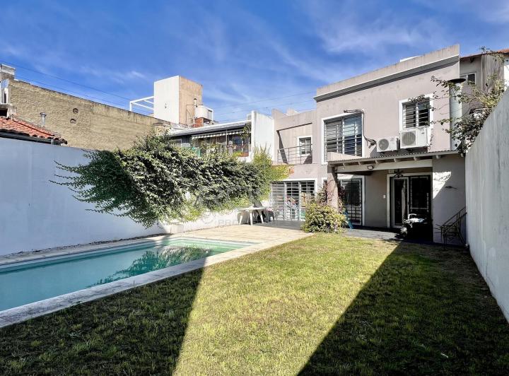 Casa · 240m² · 4 Ambientes · 2 Cocheras