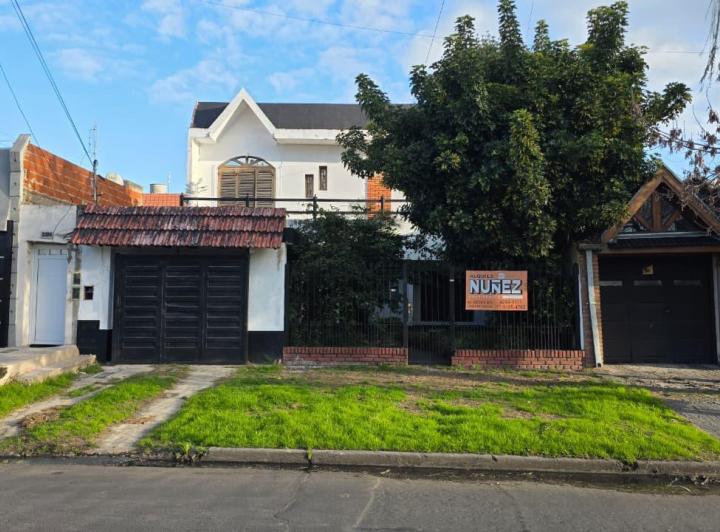 Casa · 120m² · 4 Ambientes · 2 Cocheras