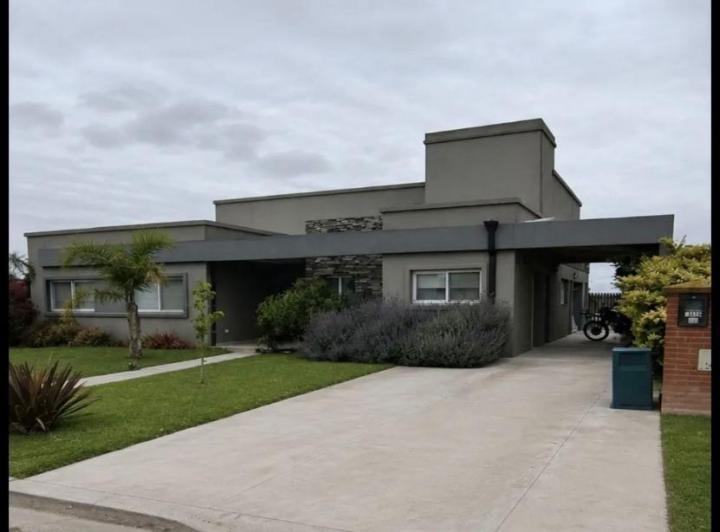 Casa · 200m² · 5 Ambientes · 2 Cocheras