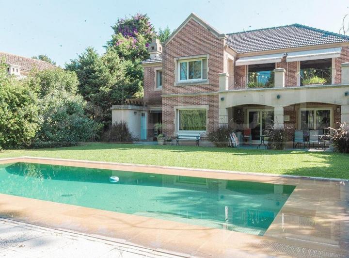 Casa · 275m² · 4 Ambientes · 2 Cocheras