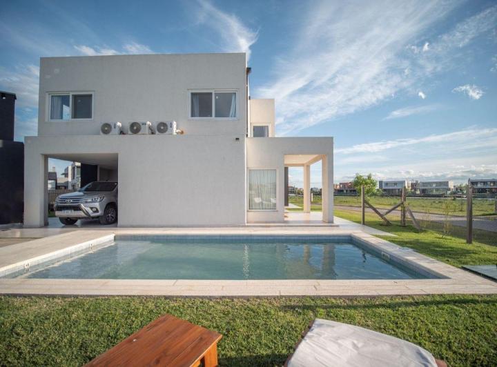 Casa · 150m² · 4 Ambientes · 4 Cocheras