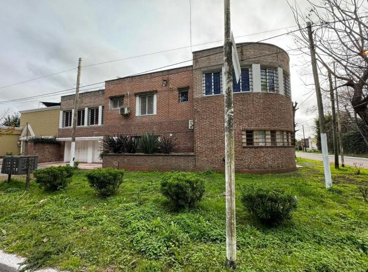 Casa · 250m² · 4 Ambientes · 2 Cocheras