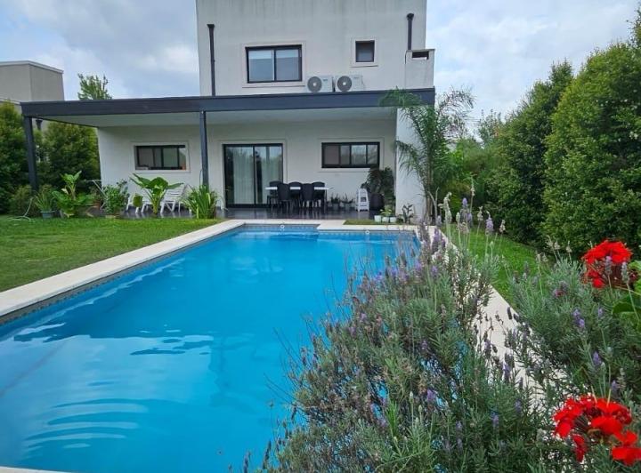 Casa · 206m² · 5 Ambientes · 2 Cocheras