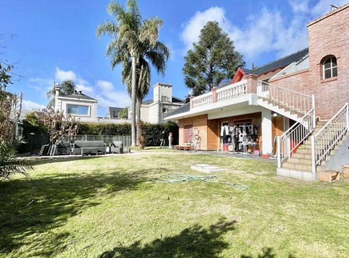 Casa · 130m² · 4 Ambientes · 2 Cocheras