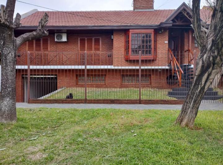 Casa · 320m² · 8 Ambientes · 4 Cocheras