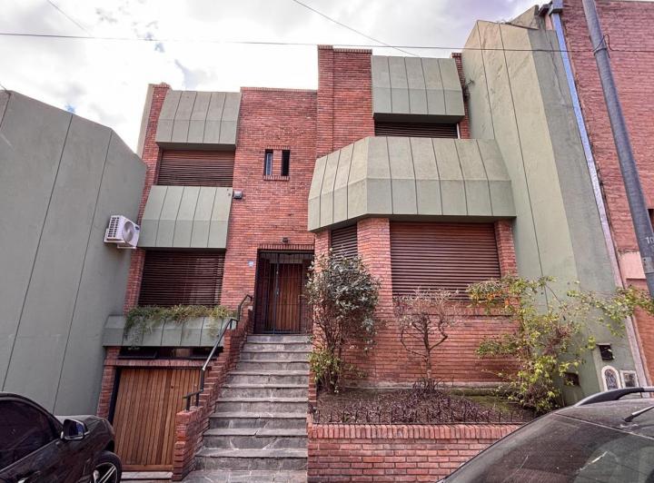 Casa · 220m² · 4 Ambientes · 1 Cochera