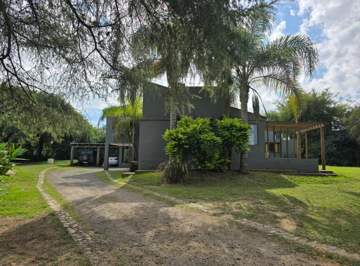 Casa · 330m² · 8 Ambientes · 3 Cocheras