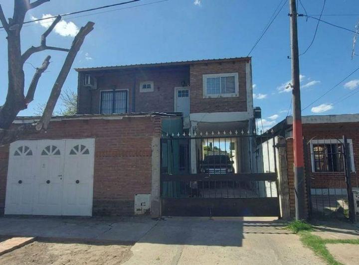 Casa · 300m² · 5 Ambientes · 3 Cocheras