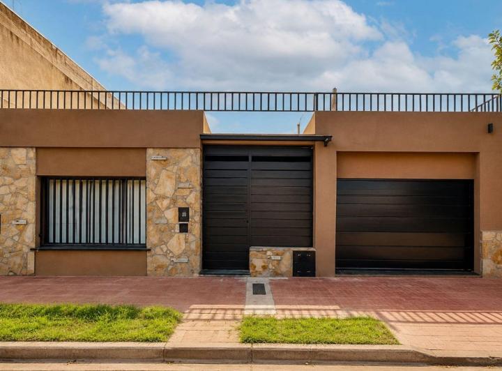 Casa · 139m² · 6 Ambientes · 1 Cochera