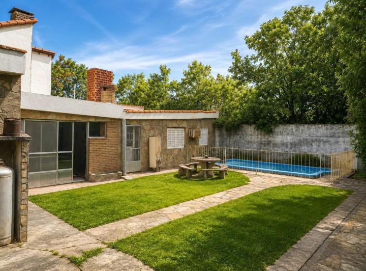 Casa · 180m² · 4 Ambientes · 2 Cocheras