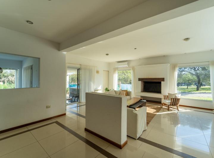 Casa · 360m² · 9 Ambientes · 2 Cocheras