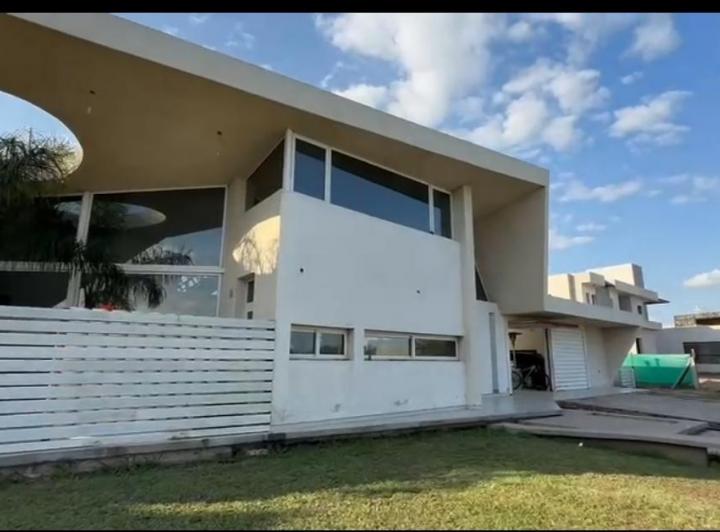 Casa · 350m² · 3 Ambientes · 2 Cocheras