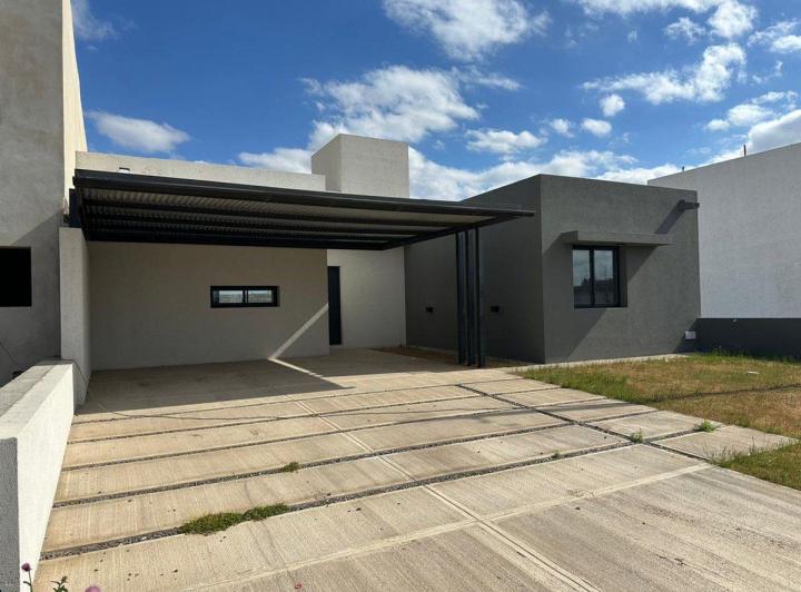 Casa · 95m² · 4 Ambientes · 2 Cocheras